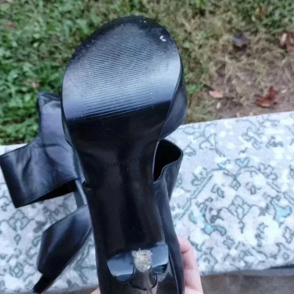 Nine West black leather 4” heels with dramatic side buckle size 6M - Picture 4 of 7